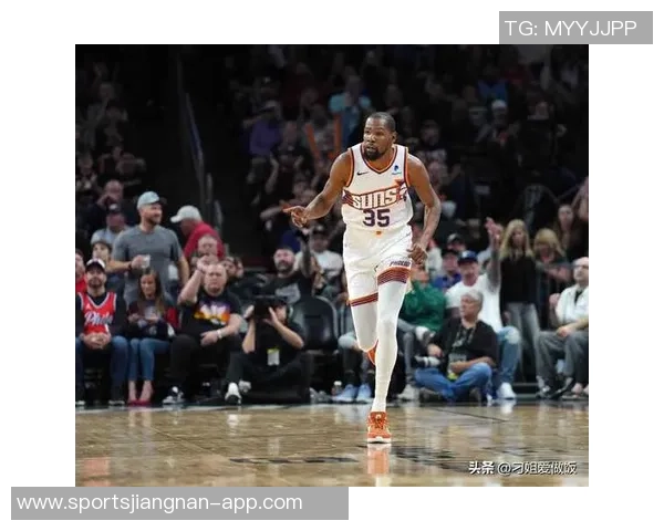 太阳老板称布克在困难时刻坚定支持我展现球队核心价值 太阳老板称布克在困难时刻坚定支持我展现球队核心价值